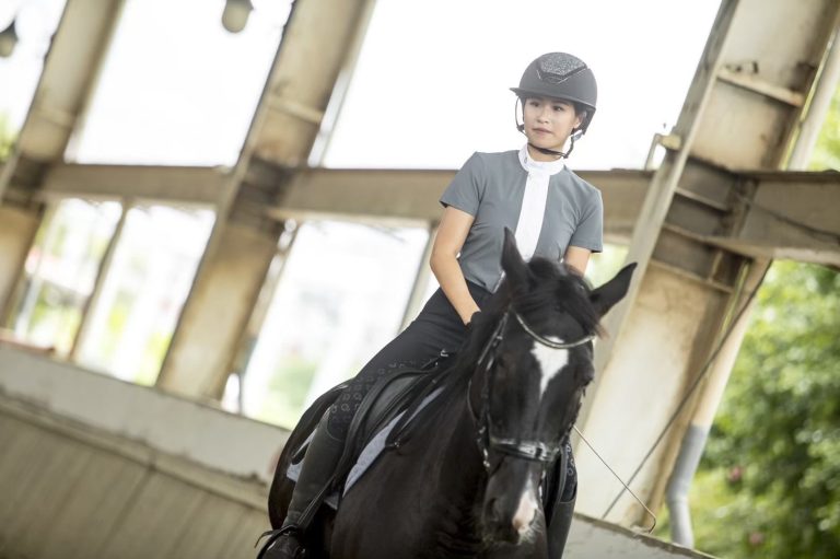 給初學者的馬術裝備選購指南【下篇】馬褲、馬靴、長襪、馬刺、馬鞭、對講機 | Ruinart 林馬具